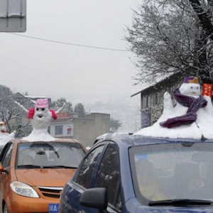 成都堆雪人卖15元造疯抢 雪成为赚钱渠道