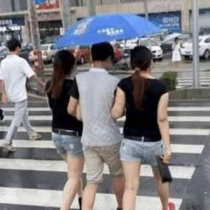 男生们出门一定记得带雨伞，这个待遇可不低啊