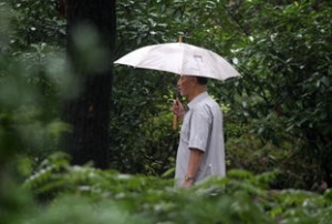 一个人雨中漫步的句子,雨中漫步也是一种享受说说？