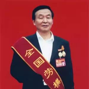 幼年乞讨，中年伤残，赚钱后建别墅送乡亲，这个企业家太励志了