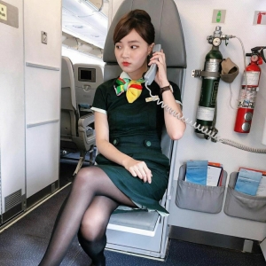 飞机上的邂逅：我和美女空姐的情感故事