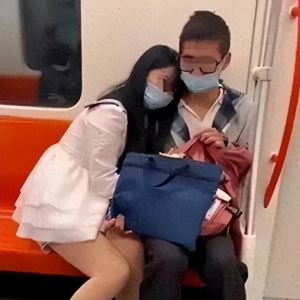 地铁上情侣亲热：提包遮盖手放隐私部位