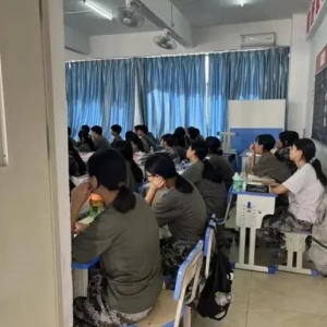 广东一学校近700名学生集体退学是怎么回事？