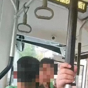 【公交奇闻】女子围殴乘客，被拘9天罚款400元，真相曝光！