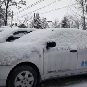 在大雪后的车盖上印鬼脸有多好笑，下雪后的趣事分享。