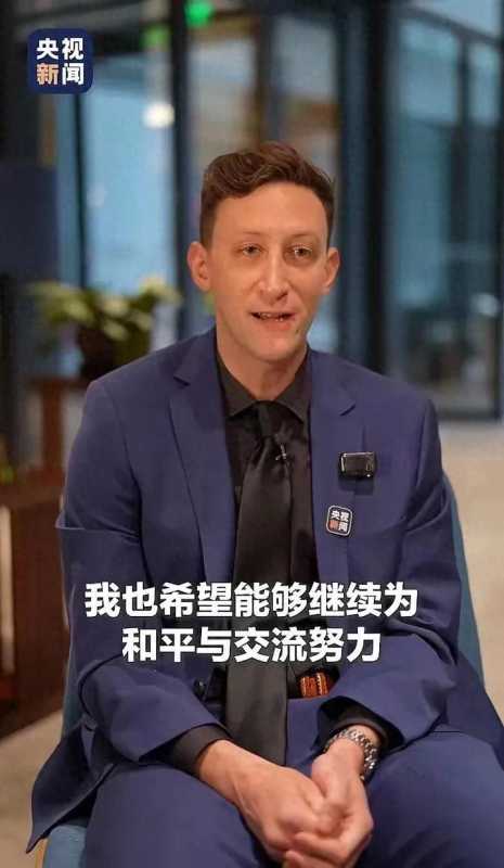 双手搓揉显拘谨，埃文坐客央视新闻，称希望中国是其第二家乡