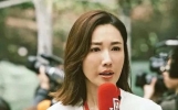 李施嬅分手后首现身！《新闻女王2》未播，发型先成焦点